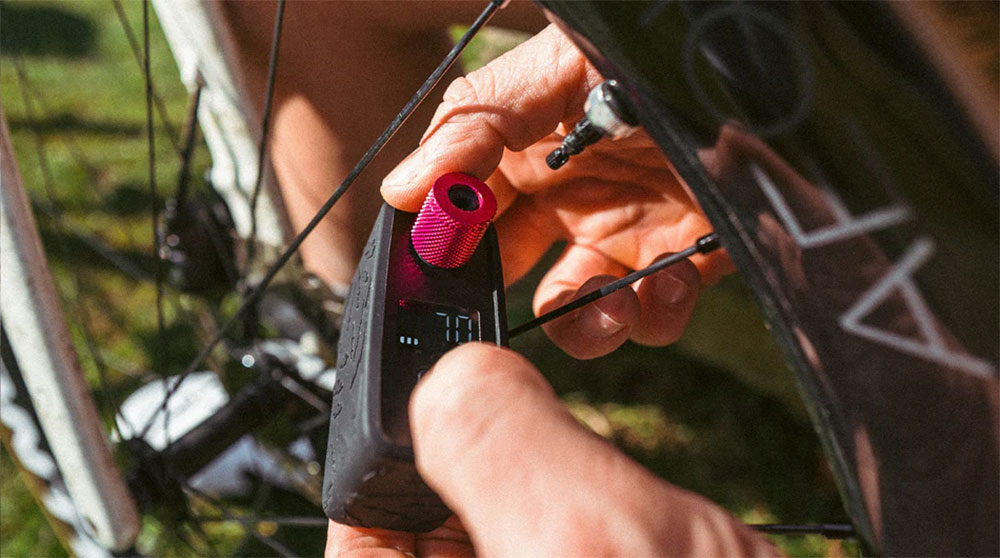 Air_2_950x_crop_center Muc-Off AirMach Electric Mini Inflator Pro Akkupumpe – Bild 2