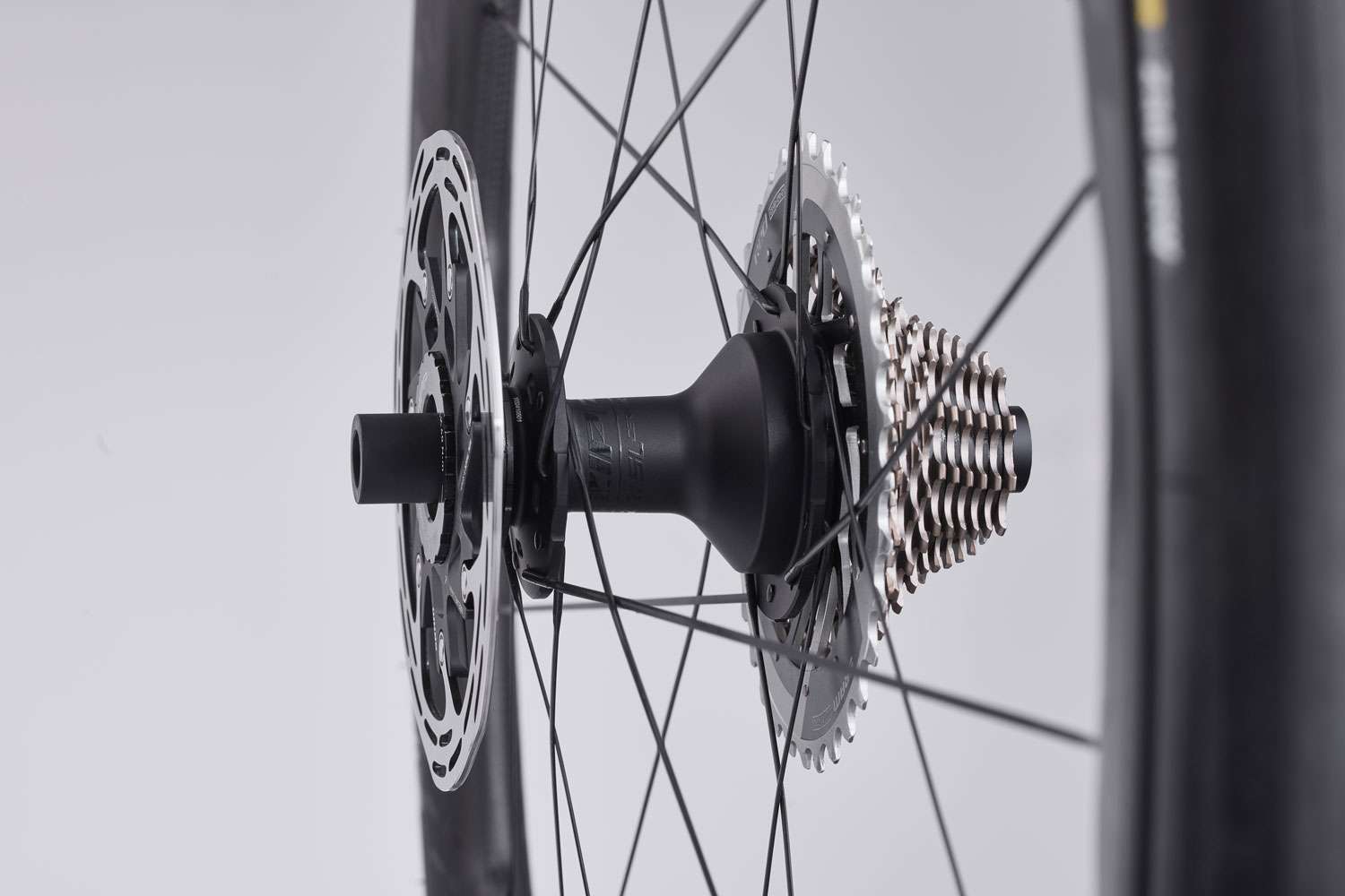 Z_MY26_Studio_250326_CK_20250306-ZIPP-353NSW-and-303SW40299_800x800@2x Zipp 303 SW Carbon Disc Tubeless Hinterrad – Bild 5